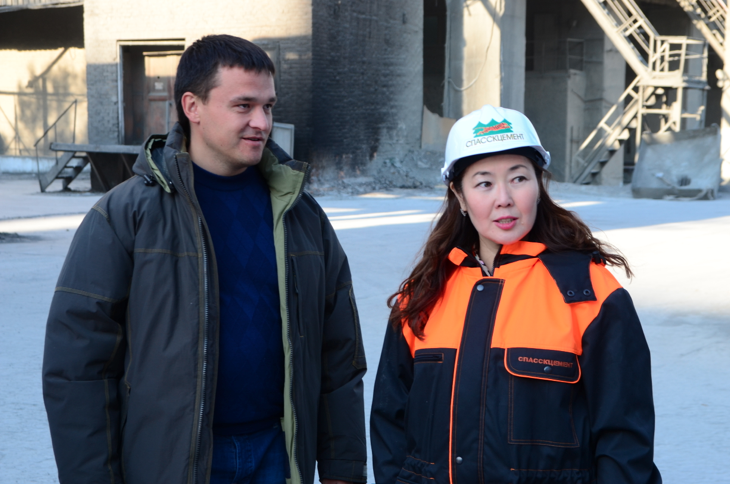 Генеральный директор группы компаний "Востокцемент" Андрей Пушкарев беседует с Марией Христофоровой