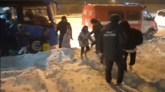 Спасатели эвакуировали застрявших по дороге школьников в Приморье