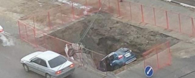 Два автомобиля упали в яму в Благовещенске