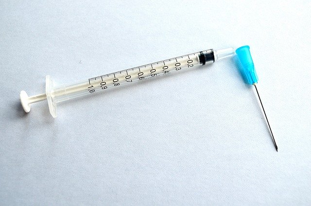 Россиян могут начать вакцинировать от коронавируса уже осенью