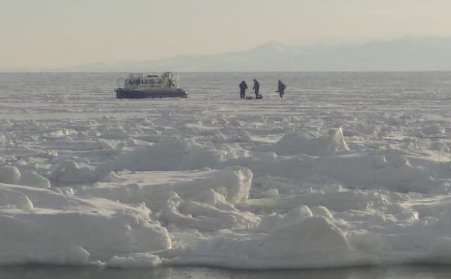Трех рыбаков спасли с льдины в Магадане 