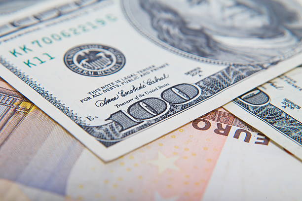 Доллар укрепляется слабо к другим основным валютам