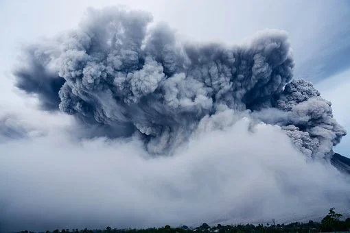Вулкан Ключевской выбросил очередной столб пепла на Камчатке