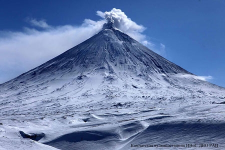  Гигантский столб пепла выбросил вулкан Ключевской на Камчатке