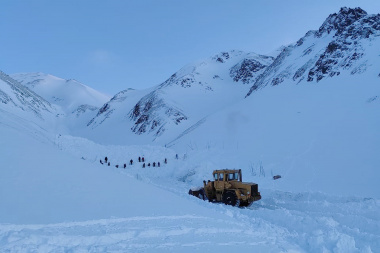 Поиски попавшего под лавину сноубордиста идут пятые сутки на Чукотке