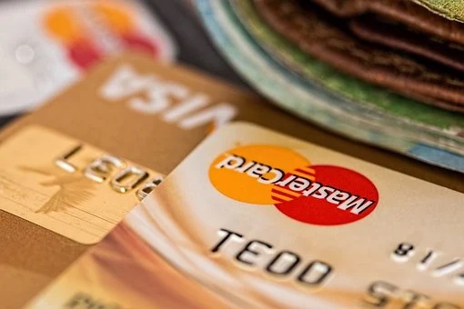 В РФ резко выросла стоимость обслуживания кредитных карт