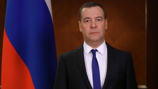 Медведев: ситуация в некоторых отраслях экономики напоминает коллапс