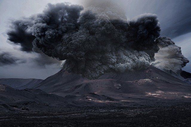 Вулкан Ключевской устроил пеплопад на Камчатке