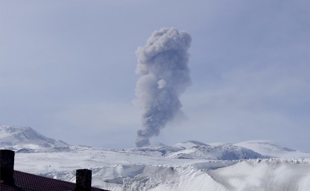 Столб пепла выпустил вулкан на Камчатке