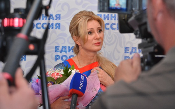 Вика Цыганова подала документы для участия в выборах в Госдуму