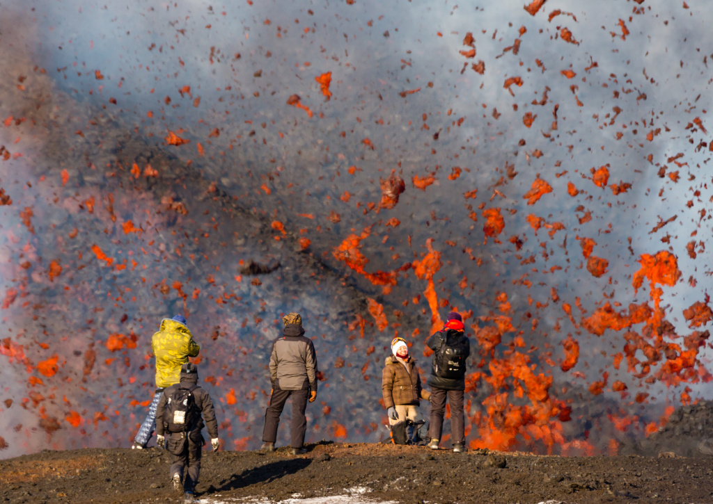 Фото Денис Будьков. Селфи у фонтана лавы вулкана Толбачик 2013 г.jpg