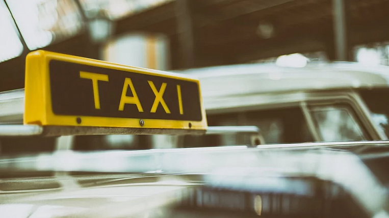 Федеральных чиновников хотят пересадить из служебных авто на такси