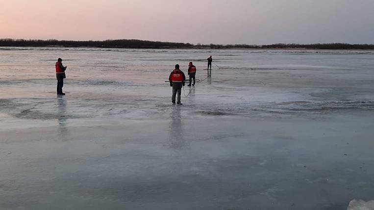 Машина с людьми провалилась под лед в Хабаровском крае