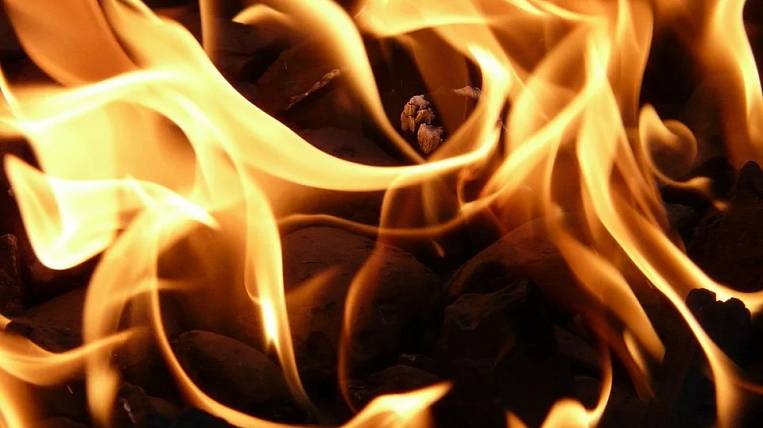 Прокуратура выяснила причину пожара плавбазе «Петр Житников»