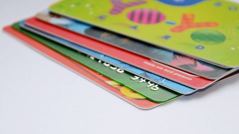 Эксперты предупредили о возможных перебоях в поставках банковских карт