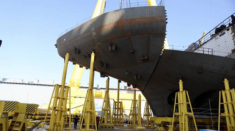 Строительство гигантского танкера завершают в Приморье