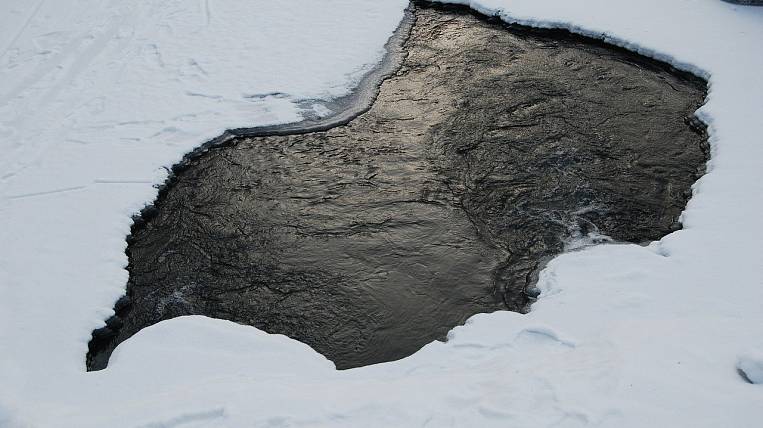 Два грузовика провалились под лед на переправе в Якутии