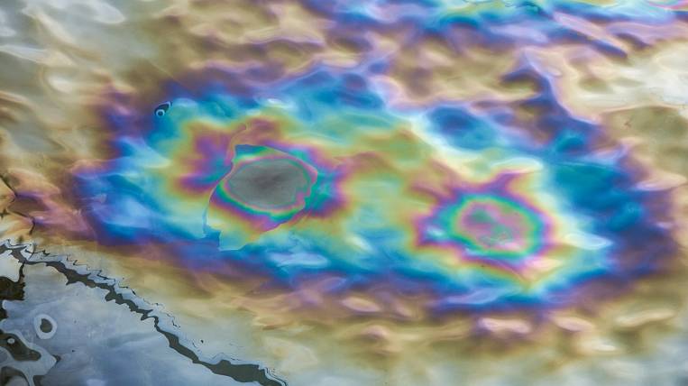 Нефтяное пятно обнаружили возле реки в Бурятии