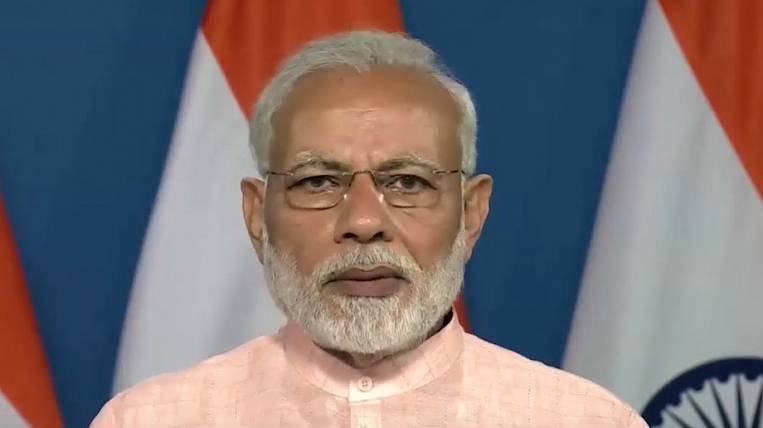Премьер-министр Индии посоветовал заниматься йогой на карантине