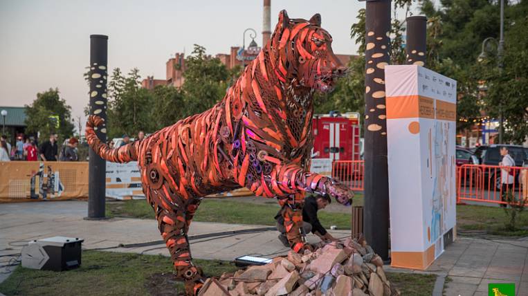 На набережной Владивостока установили тигра из металла со дна моря