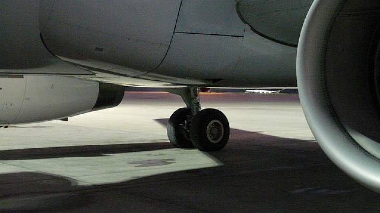 Инцидент с повреждение шасси самолета на Сахалине проверит прокуратура