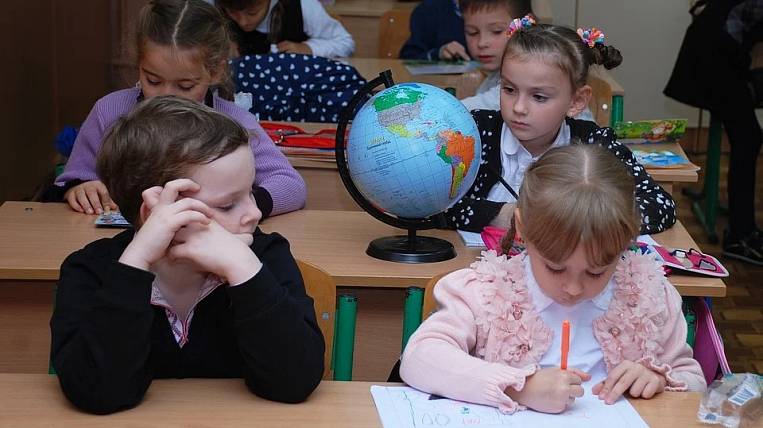 Дату возобновления работы школ в обычном режиме назвали в России