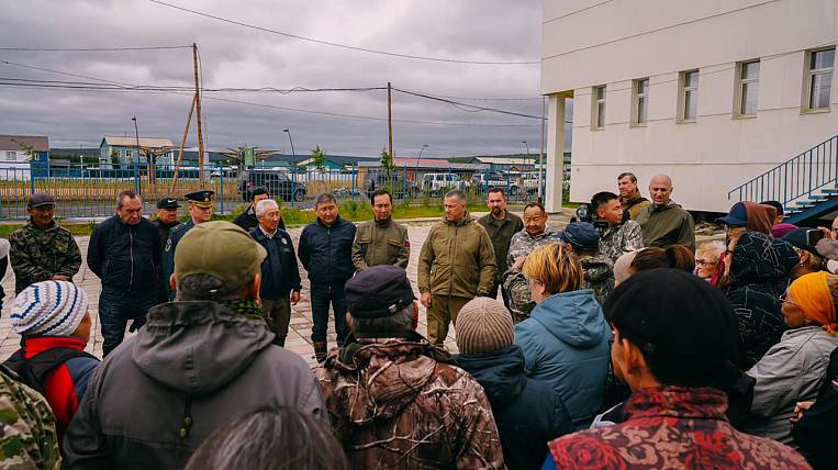 Трутнев поручил до сентября восстановить подтопленные соцобъекты в Якутии