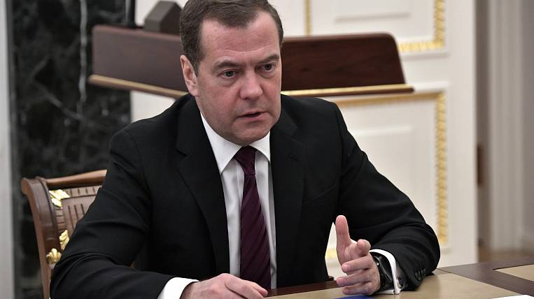 Медведев назвал причины отставки правительства России