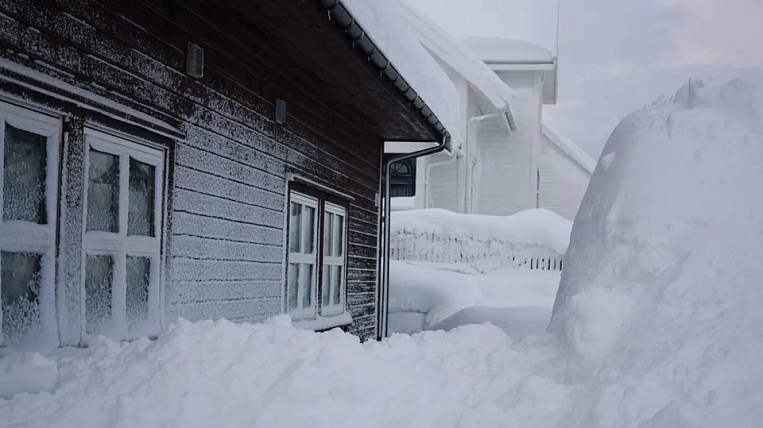 Село оказалось в снежной блокаде на Сахалине