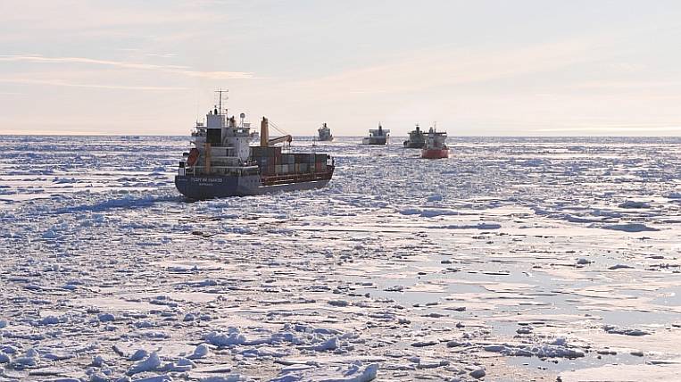 Суда с грузом для Чукотки застряли в льдах Карского моря