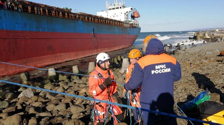 Экипаж севшего на мель судна эвакуировали на Сахалине