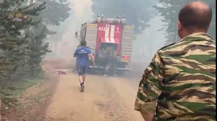 Лесной пожар перекинулся на село в Якутии