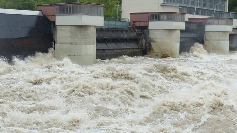  Во Владивостоке после сильных ливней начались сбросы из водохранилищ