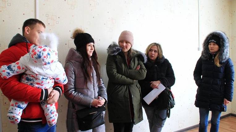 Выпускники детских домов получили квартиры в Приморье