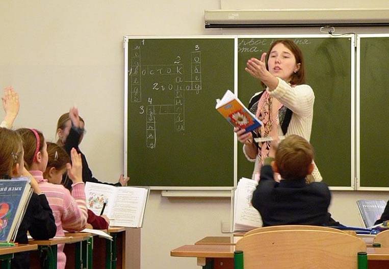 Сергей Левченко увеличил сумму субвенций на зарплату педагогам-бюджетникам