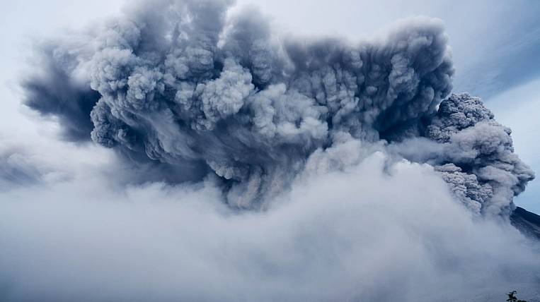 Два выброса пепла произошли на вулкане Эбеко на Курилах