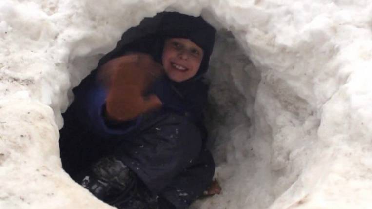 Двоих детей спасли из ледяной ловушки на Колыме