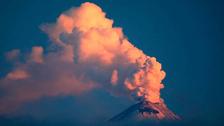 Сразу два вулкана проснулись на Камчатке