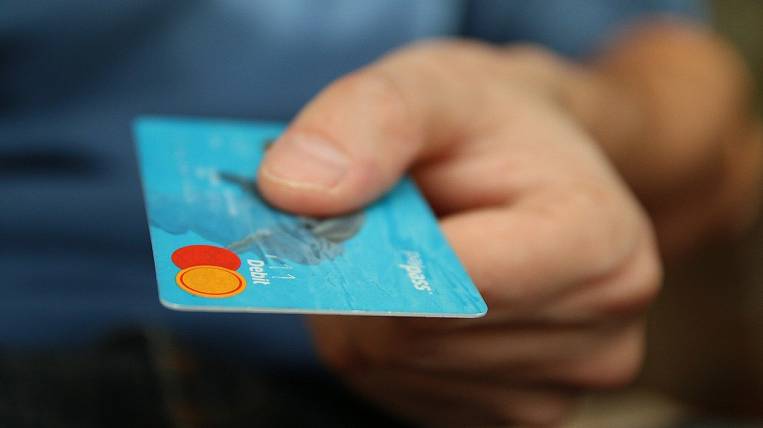 Кредитные карты стали выдавать в три раза реже из-за карантина 