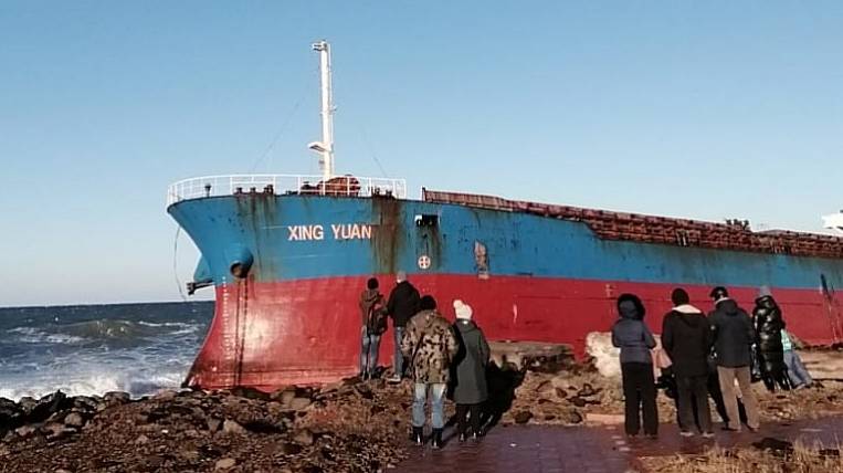 Спасатели эвакуируют экипаж севшего на мель судна на Сахалине