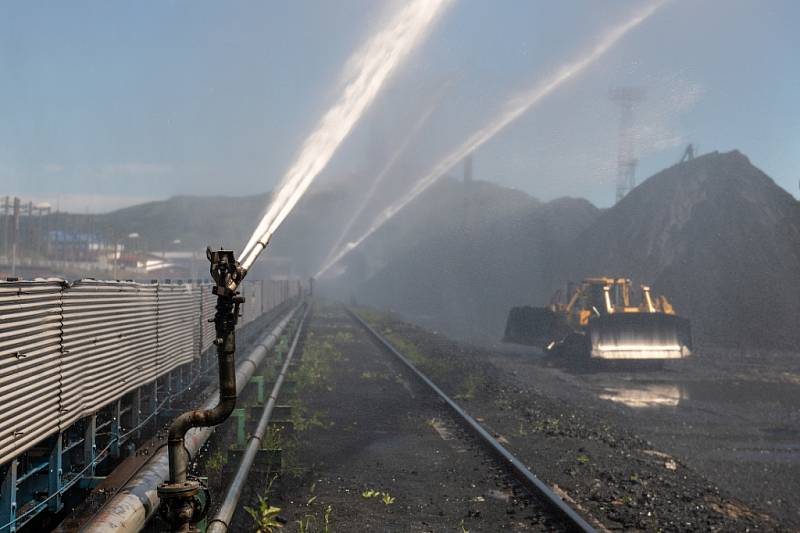 Орошение угля. Машина пылеподавления. Система пылеподавления сухой туман. Орошение складов угля. Угольный порт пылеподавления.