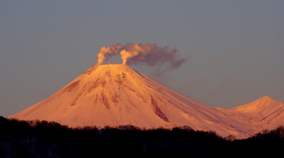 В кратере Авачинского вулкана зафиксировали яркую вспышку