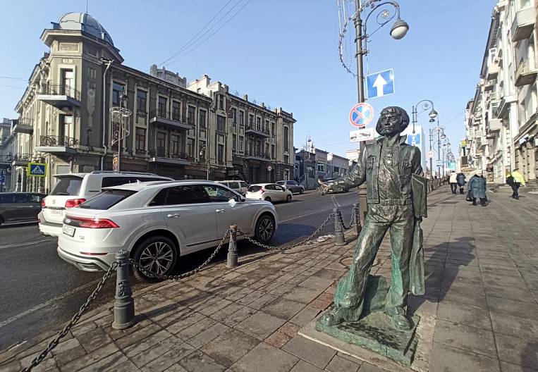 符拉迪沃斯托克市民庆祝海员埃迪克纪念碑建成十周年