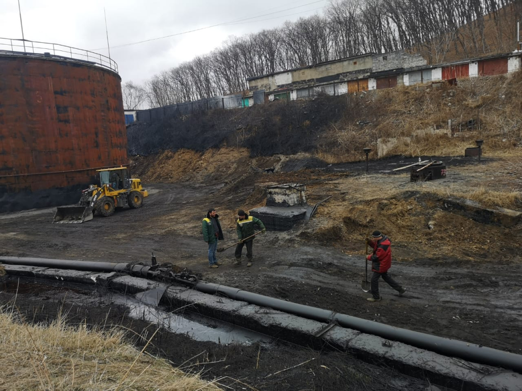 Разлив мазута в Приморском крае ликвидирован наполовину