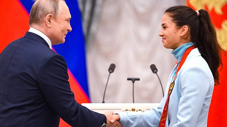 Президент РФ вручил награду олимпийской чемпионке Веронике Степановой
