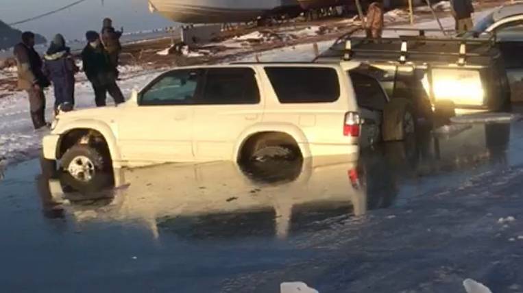Около 20 машин ушли под лед во Владивостоке