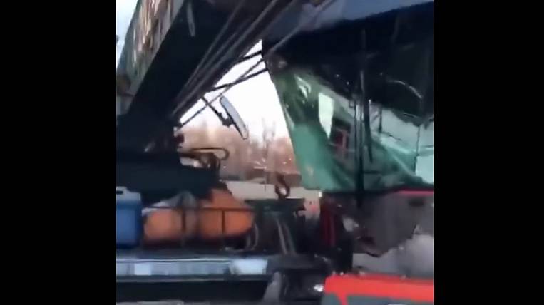 Автокран протаранил автобус в Хабаровске